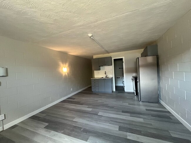 Building Photo - 401 Elmwood Dr