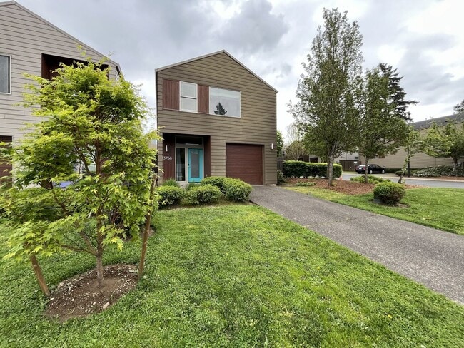 Foto del edificio - Charming 3 Bedroom, 2.5 Bathroom Home with Large Living Room, Tall Windows, Island Kitchen, and A...