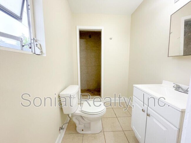 Building Photo - 2604A Franklin Ave