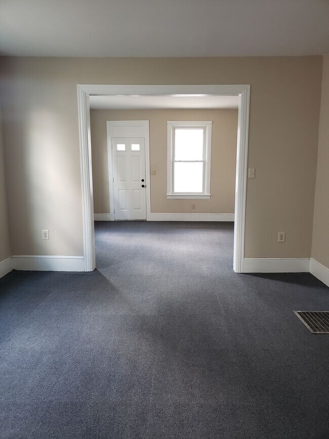 Foto del edificio - 327-329 W. King Street