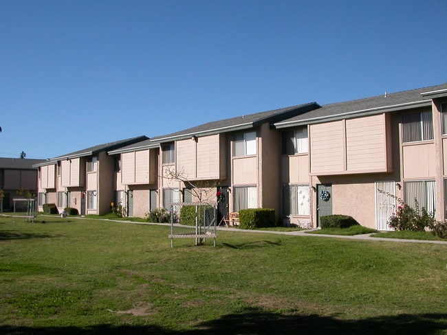 Building Photo - Santa Paula Townhouse