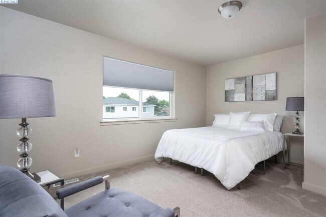 Building Photo - Newer 2 story Townhouse!