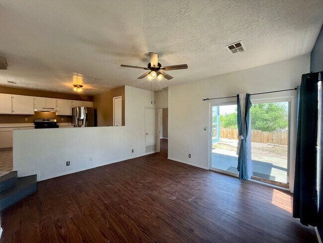 Foto del edificio - Cute 3 Bedroom 2 Bathroom Home In Rio Rancho!