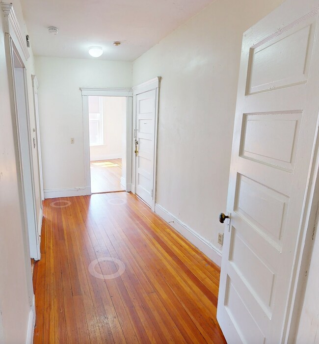 Building Photo - Avl 9/1! No Fee! Sunny 3BR on Brighton/Bro...