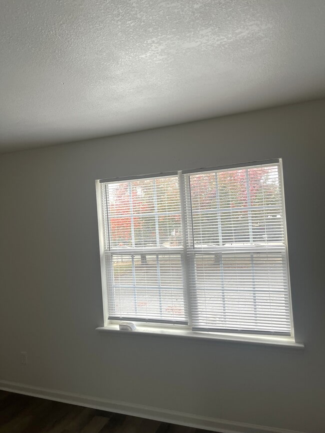 Building Photo - 132 E 12th St