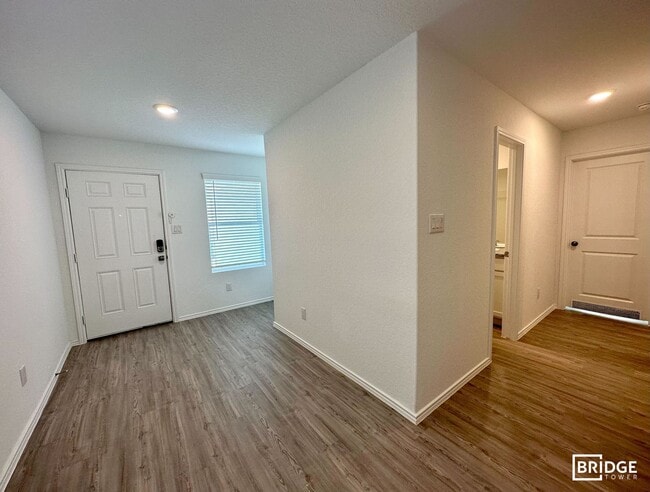 Building Photo - 2424 Lake Hls