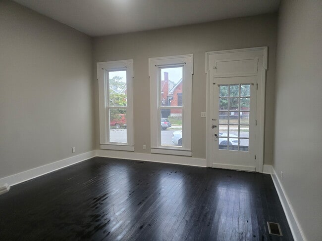 Building Photo - 854 Milton St