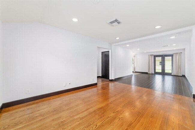 Building Photo - 5418 Poinciana Dr