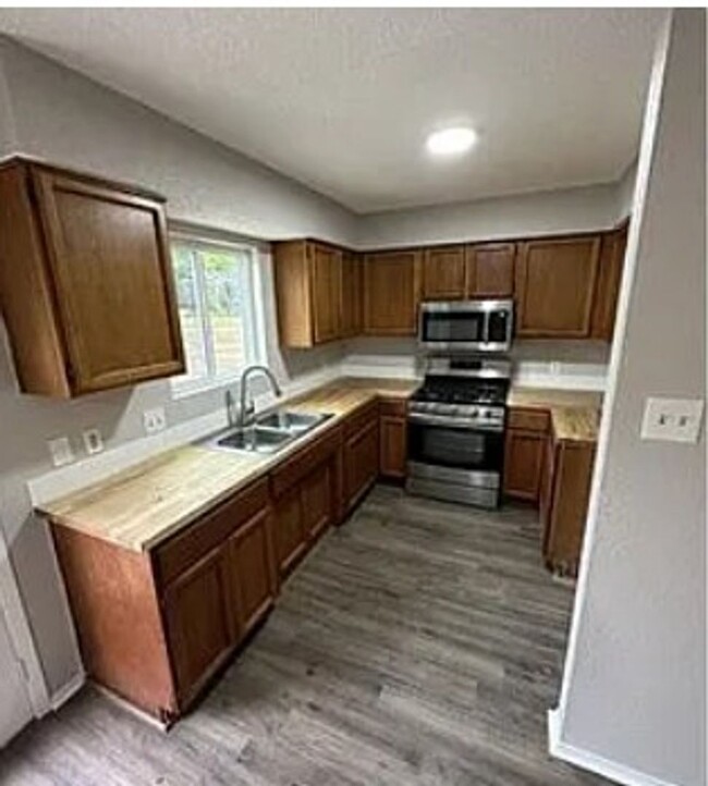 Foto del edificio - Renovated 4 bedroom 2 bathroom single fami...