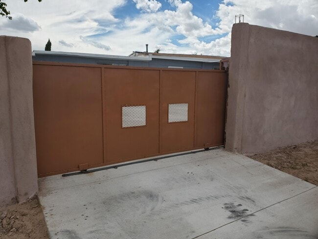 Building Photo - 14565 Hendrik Dr
