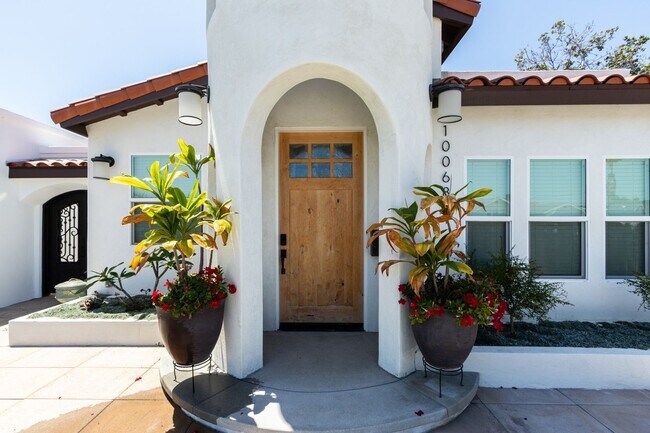 Foto del edificio - 10068 Russell Ave