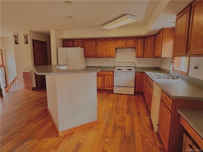 Building Photo - 36 River Ln