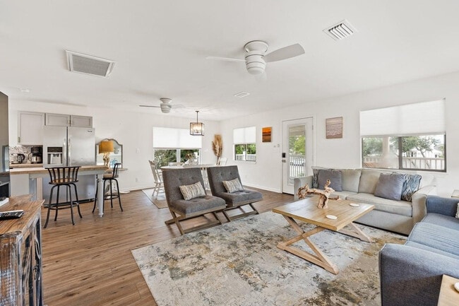 Building Photo - 22103 Lakeview Dr