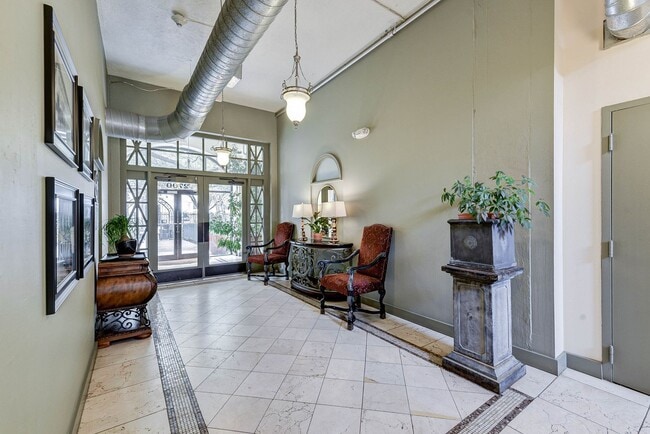 Building Photo - Designer upgraded condo with a brand new k...