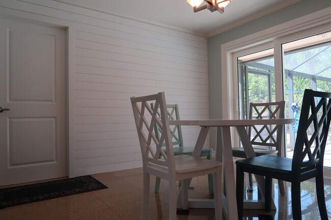 Building Photo - 1087 NE Quinn Pl