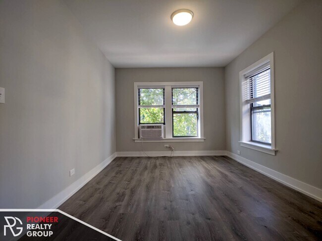 Foto del edificio - 737 W Brompton Ave