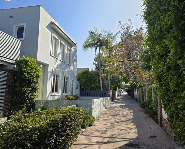 Foto del edificio - 124-128 Breeze Ave.-126
