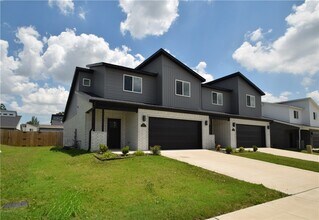Building Photo - 723 Sun Meadows Loop