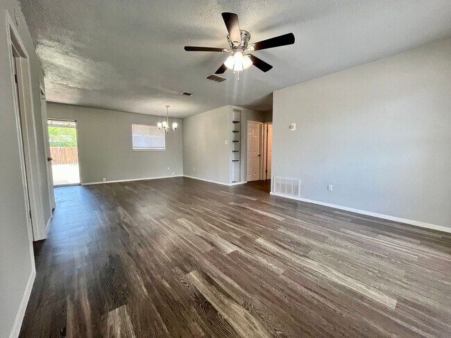 Foto del edificio - 3 Bedroom 2 Bath~ Close to Fort Sam!