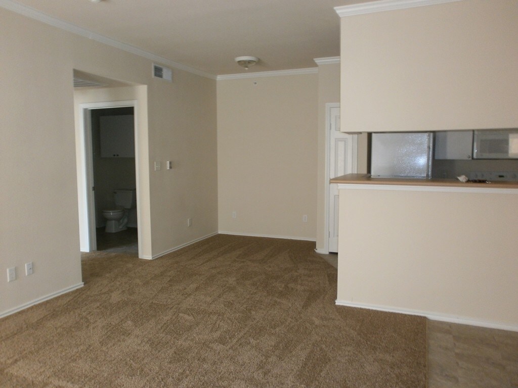 Foto principal - 1600 Cooks Ln