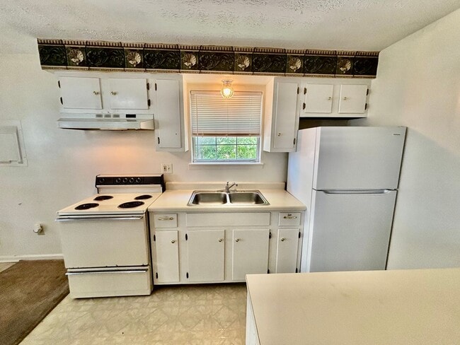Building Photo - 2 Bedroom Near Law School!