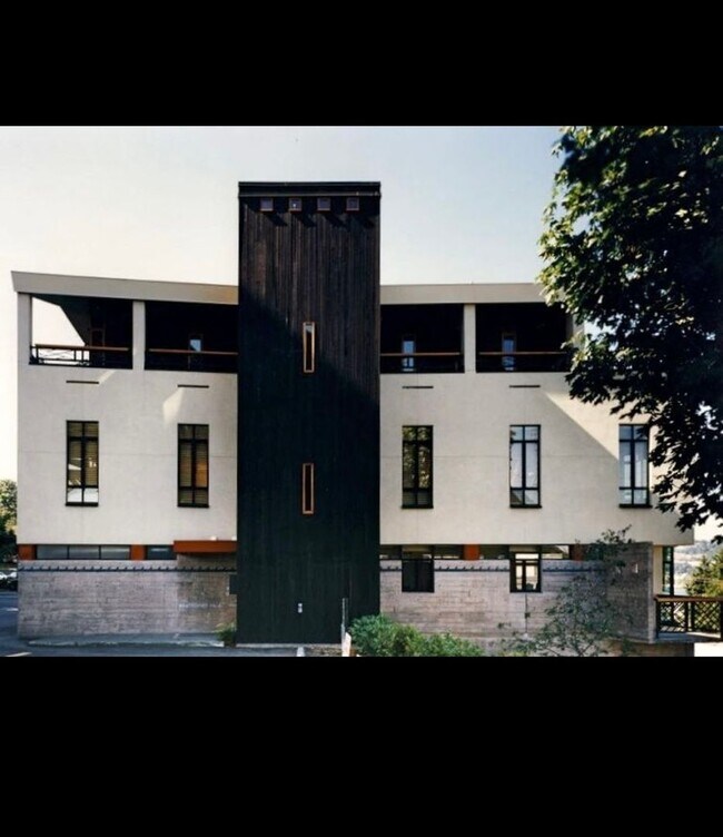 Building Photo - 3125 Eastlake Ave E