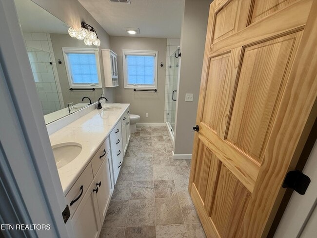 Building Photo - 212 Oak Rd