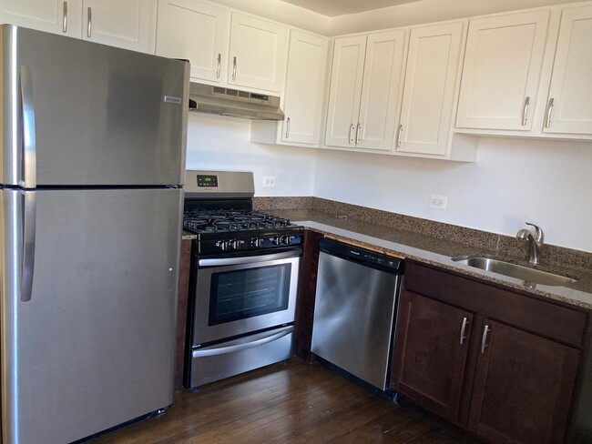 Foto del edificio - Bowmanville Top Floor Two Bed/One Bath ~ P...