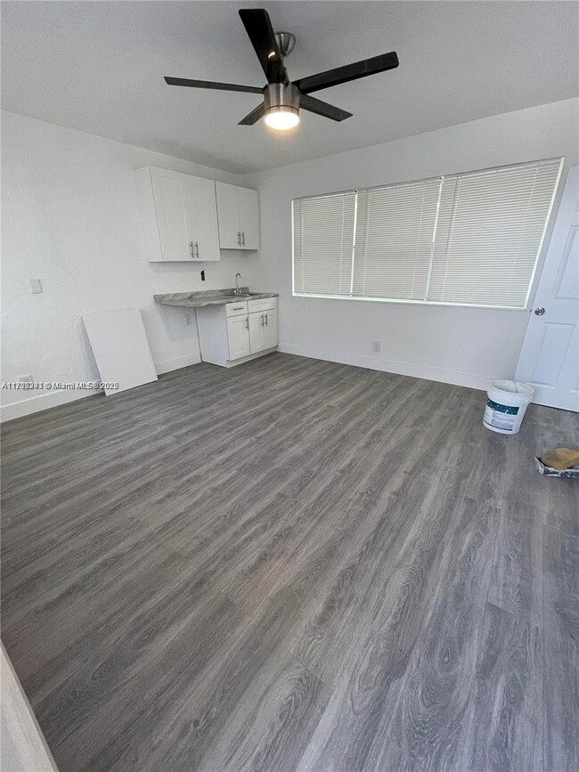 Building Photo - 327 NE 55th St