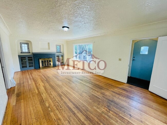 Building Photo - 4 bedroom 1 1/2 bath home close to U of O