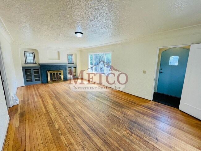 Foto del edificio - 4 bedroom 1 1/2 bath home close to U of O