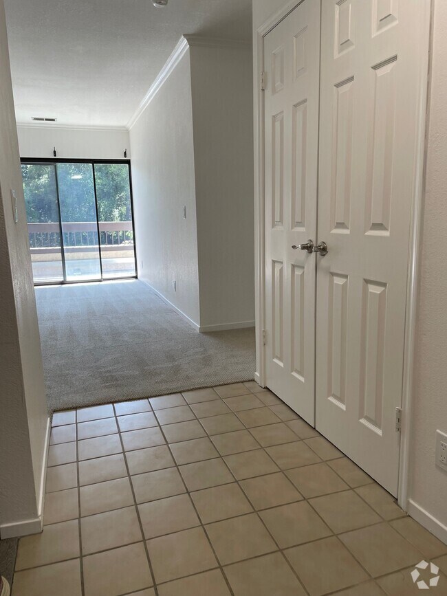 Building Photo - 328 N Villa Way