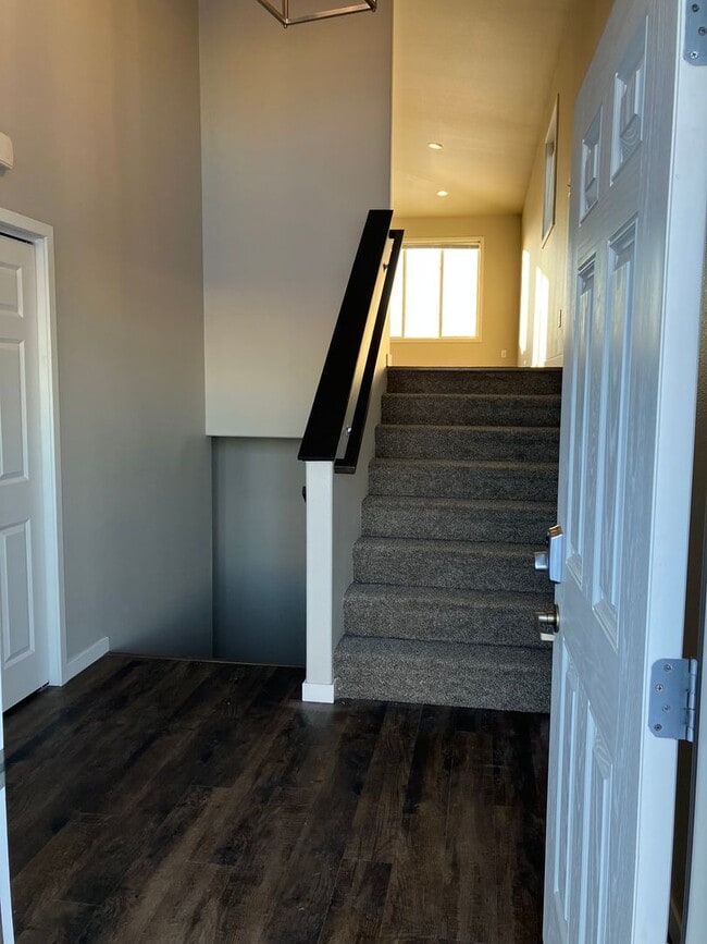 Building Photo - 4 Bed 3 Bath