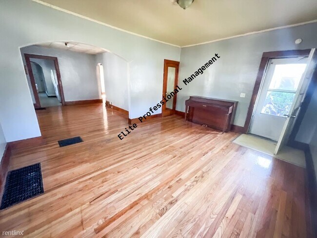 Foto del edificio - 2 br, 1 bath Triplex - 216 N Saginaw St Un...