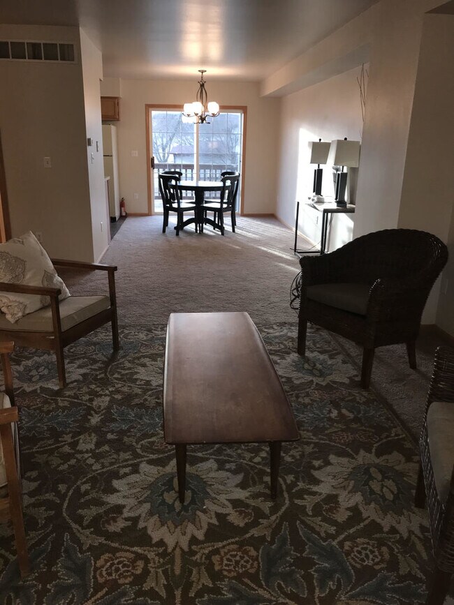 Foto del edificio - FALL 2026 AVAILABILITY!!!  2 bedroom, 2.5 bath condominium on Iowa City's east side