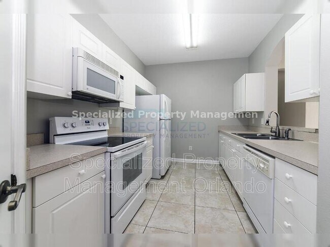 Building Photo - 2302 Silver Palm Dr