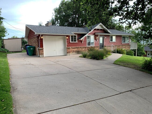 Building Photo - Wonderful 5 Bed, 2.5 Bath Home in Centervi...
