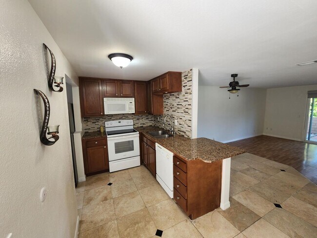 Foto del edificio - Rancho Niguel: 2 Bedroom 2.5 Bath Attached Townhouse,