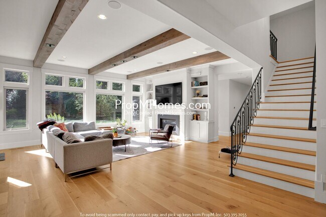 Foto del edificio - Updated Luxury Retreat in Lake Grove - Four Bedrooms!