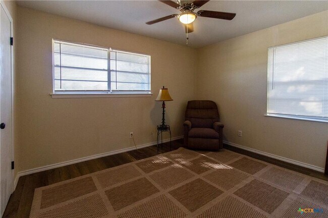 Foto del edificio - 4-bedroom house! Large back yard!