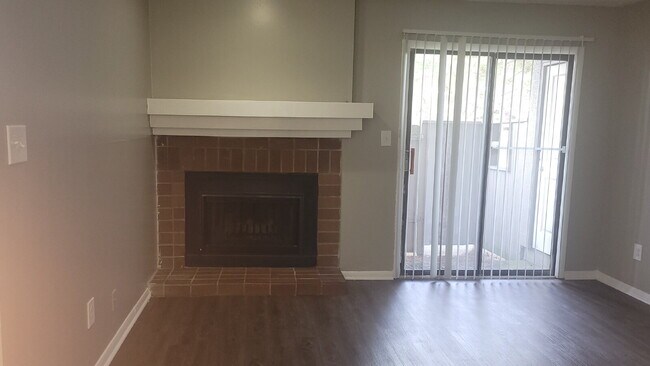 Foto del edificio - 906 Candlewood Dr NW