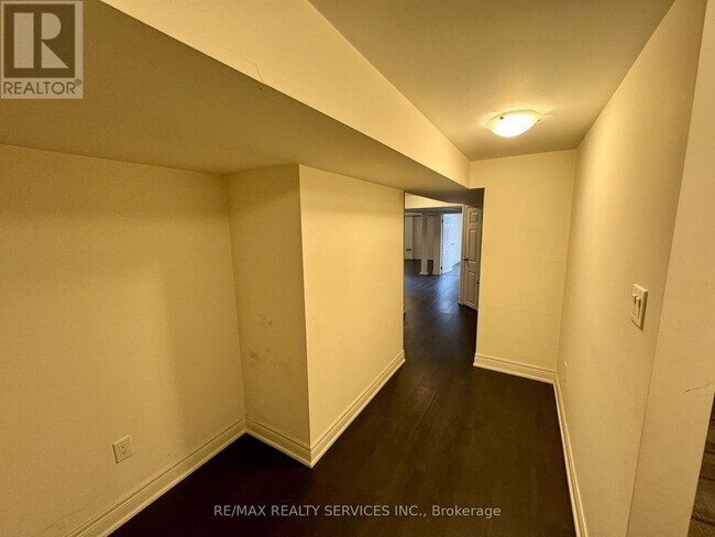 Building Photo - 203 Sussexvale Dr