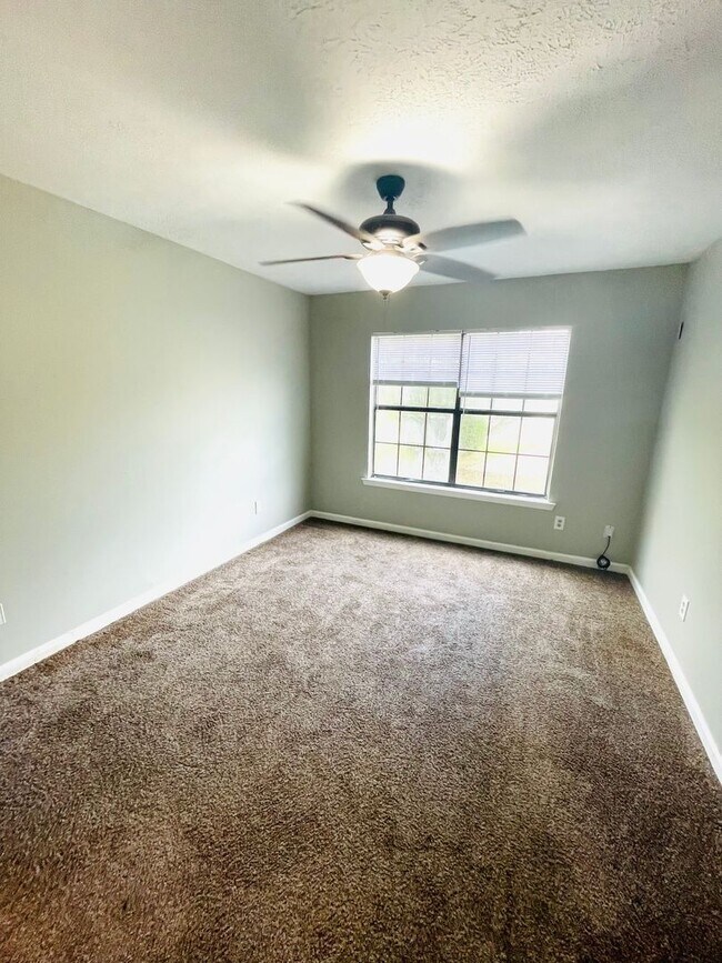 Building Photo - ** 4 bed 2 bath located off Narrow Lane **...