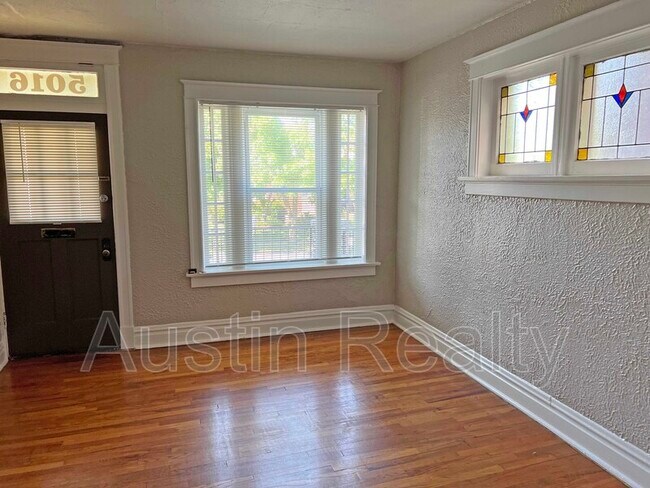 Building Photo - 5016 Lindenwood Ave