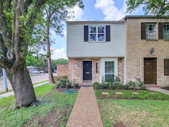 Foto del edificio - 6350 Chevy Chase Dr