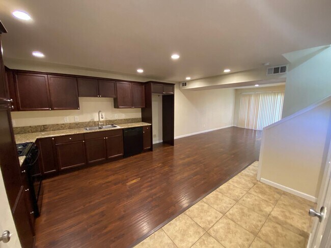 Building Photo - Visalia Town house Available Now!