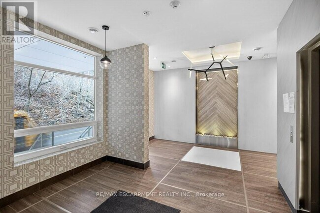 Building Photo - 479 Charlton Ave E