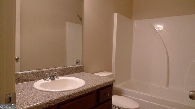 Building Photo - 3125 Englewood Dr