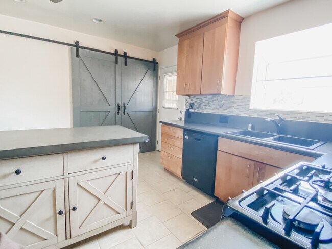 Foto del edificio - 619 W 37th St