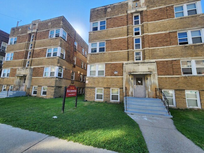 Building Photo - 2826 E 130th St